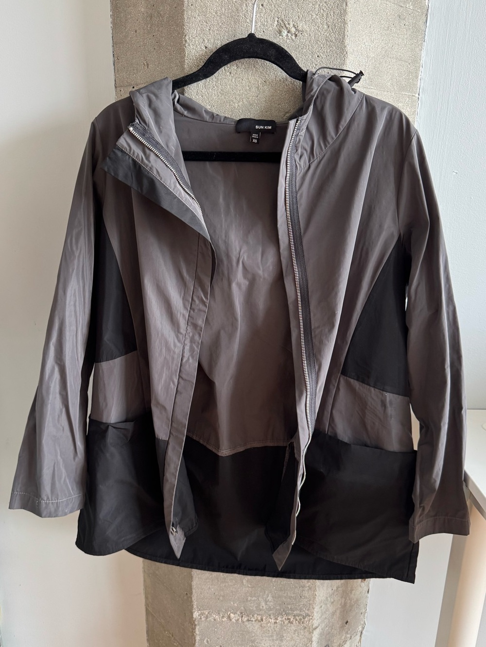 Sun Kim Two-Tone Hooded Lightweight Abstract Rain Jacket - Gray & Black XS